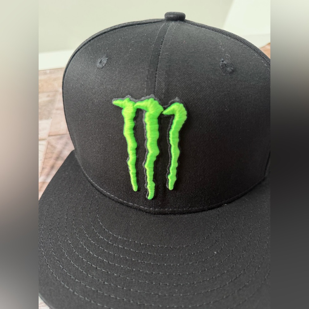 New Monster Energy Drink Drawstring Bag w Black Cap + Keychain - Picture 8 of 13